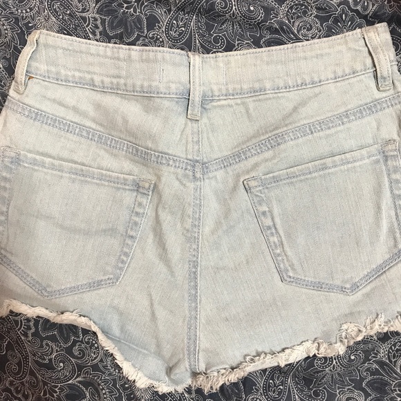 Bullhead Jean shorts cute design on front - Picture 3 of 3